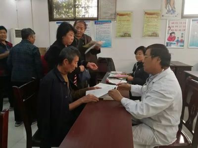 區(qū)疾控中心為小白峪社區(qū)老年人開展免費健康查體活動